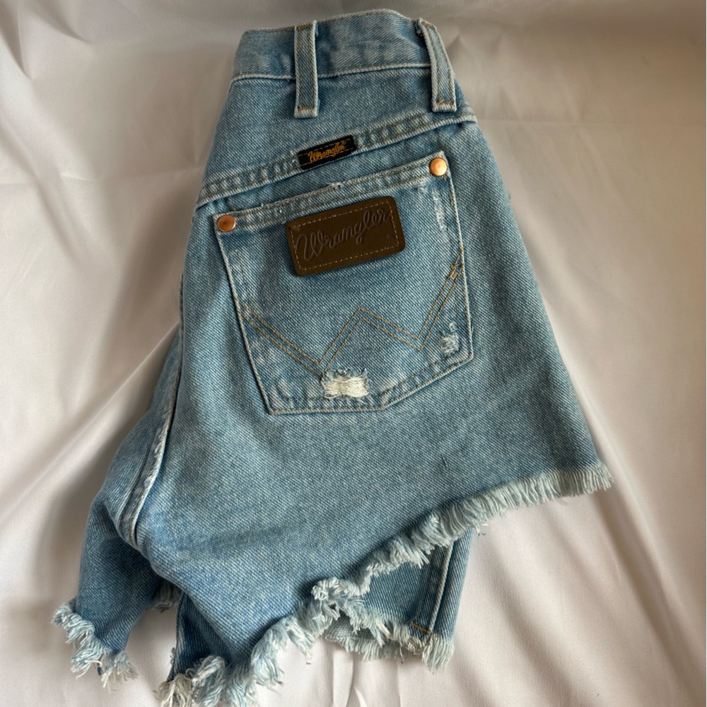 Womens Vintage wrangler jean shorts - size 25